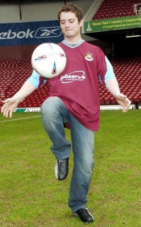 Elijah Wood domina un balón en territorio "hammer"